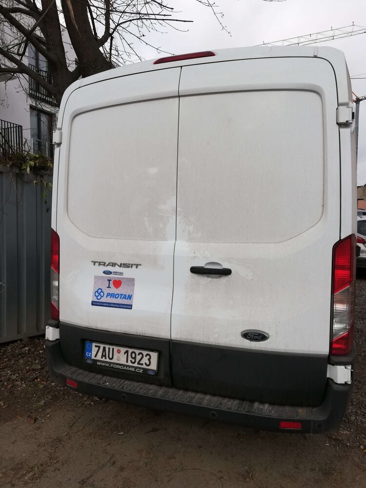 Bílá dodávka se samolepkou I love PROTAN Bílá dodávka se samolepkou I love PROTAN