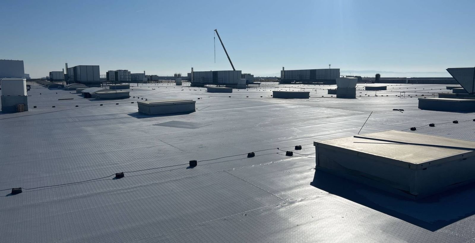 Největší akce roku: PRO URBAN úspěšně dokončili kompletní výměnu hydroizolace střechy na Hitachi Astemo Czech   