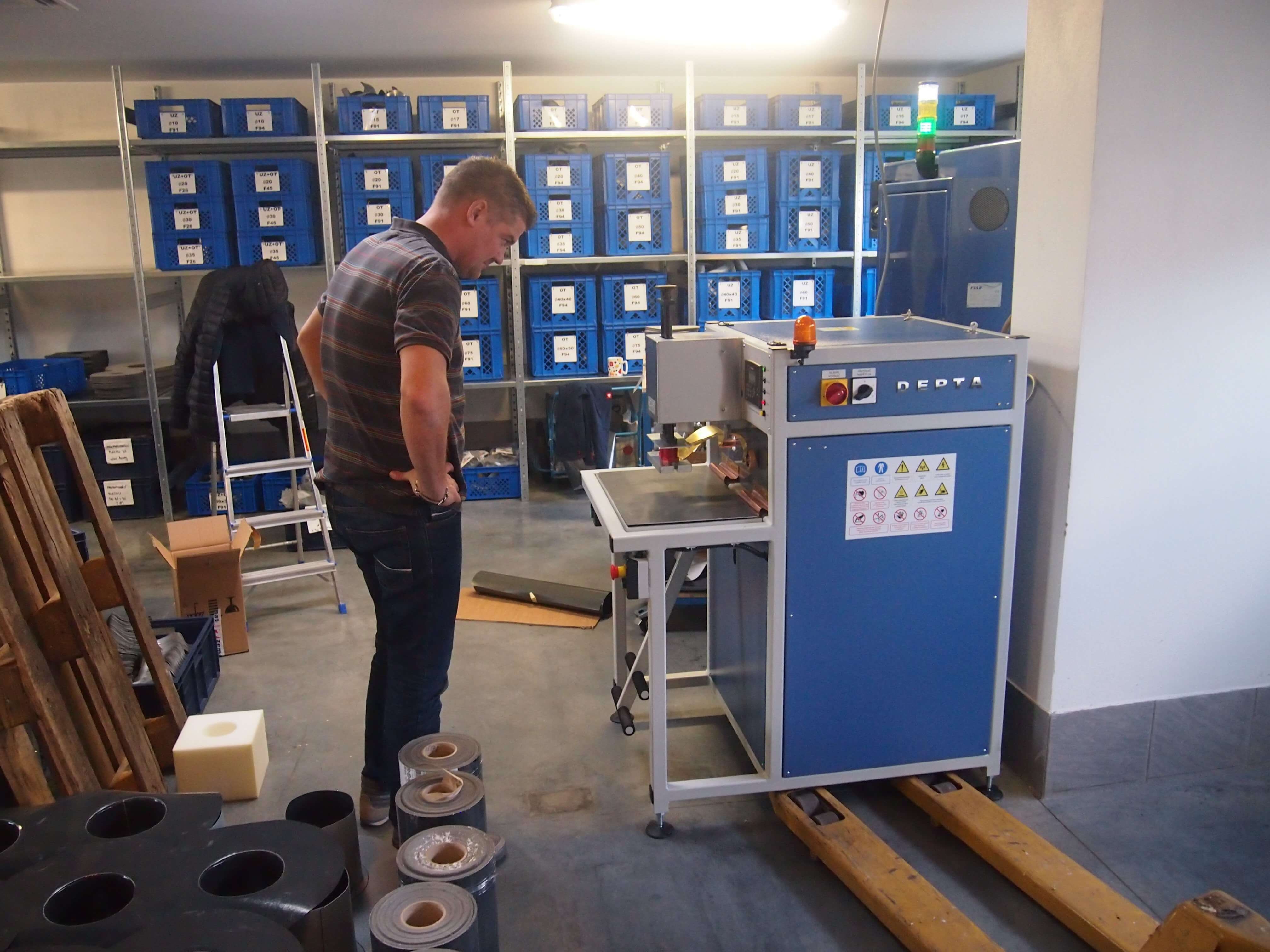 nový vysokofrekvenční svářecí lis DEPTA