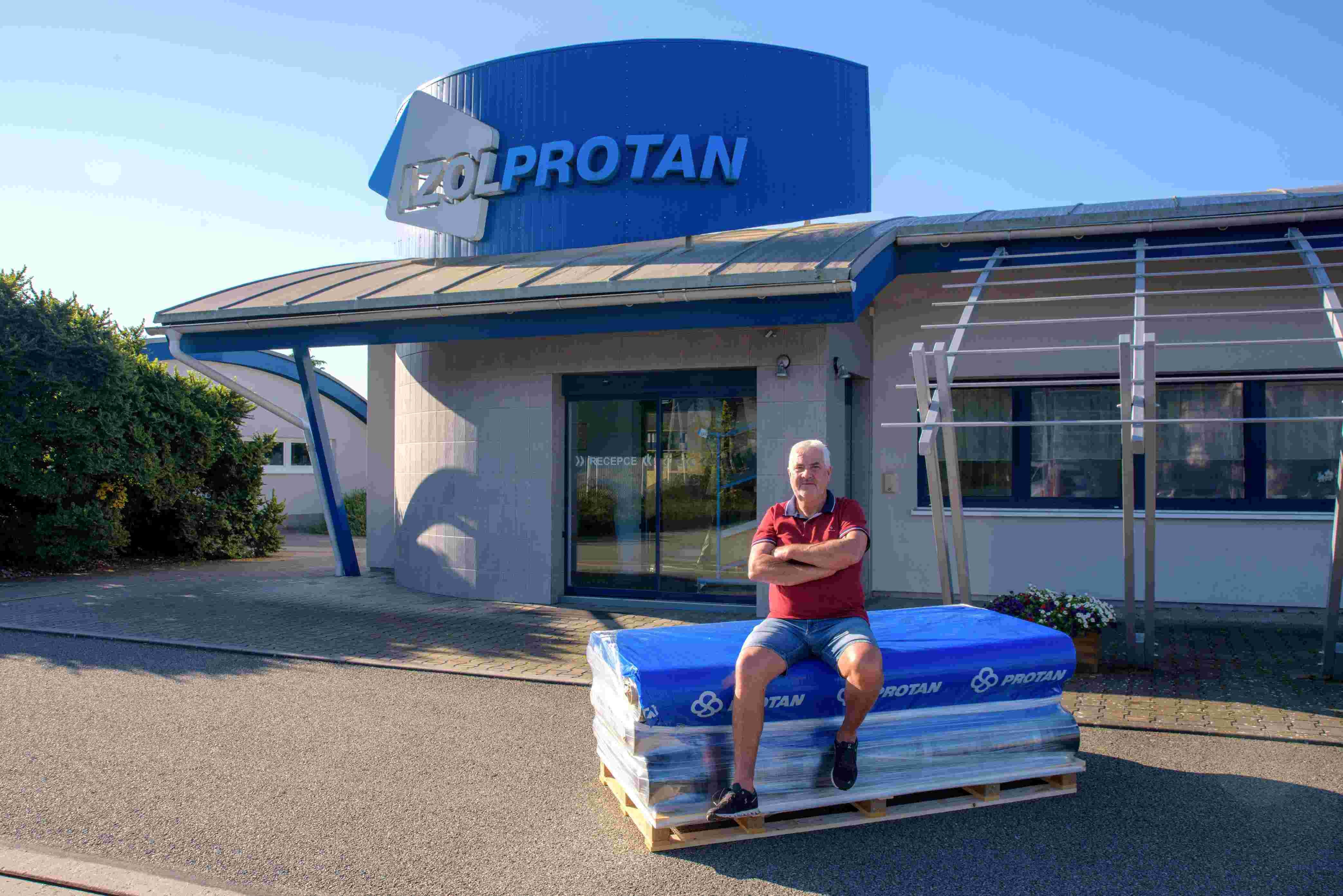 25 let spolupráce - pan Jandík před budovou Izolprotan